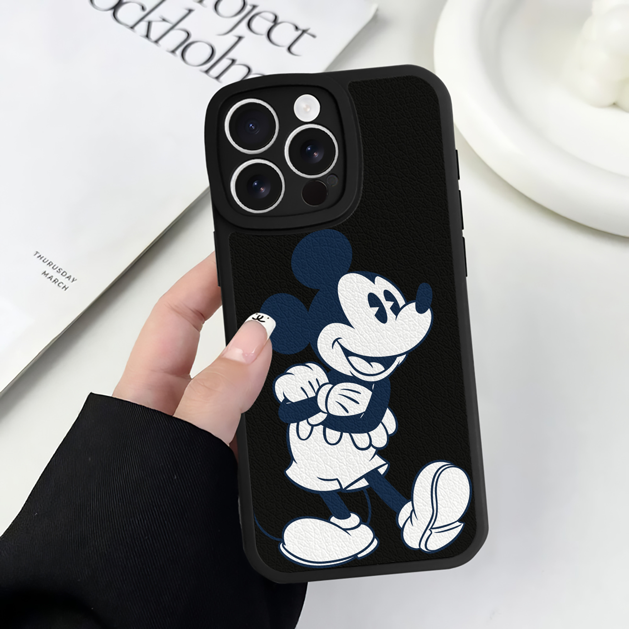 （画像用） ミッキーマウス Mickey Mouse 【iPhone 16シリーズ対応】シリコンスマホケース（レザー調） 材質：シリコン